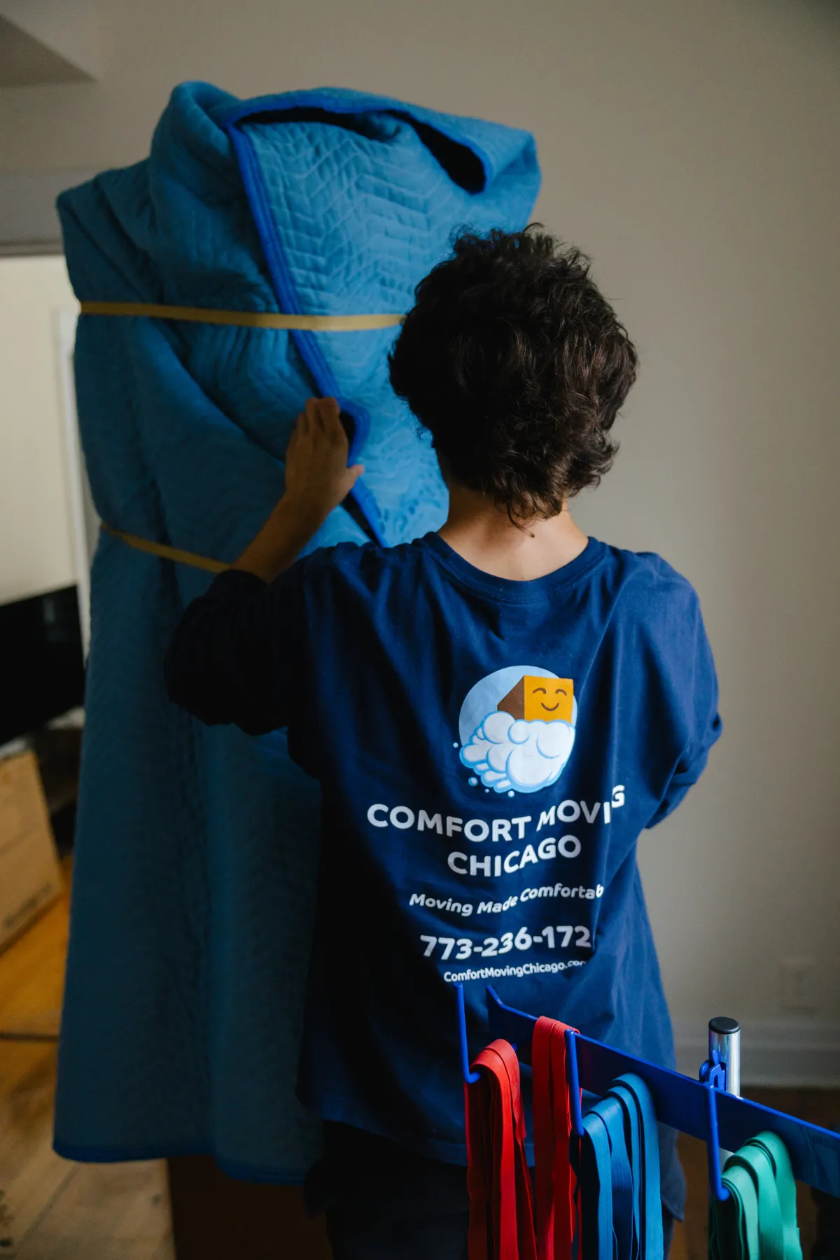Comfort Moving Chicago mover wrapping furniture with a moving blanket